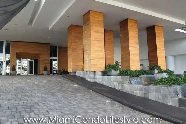 Carillon Miami Beach Entry