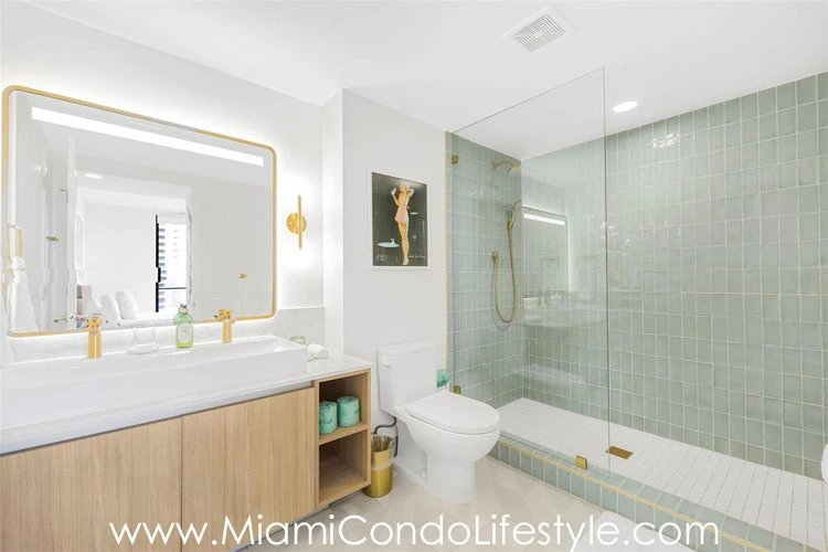 GALE Hotel & Residences Baño